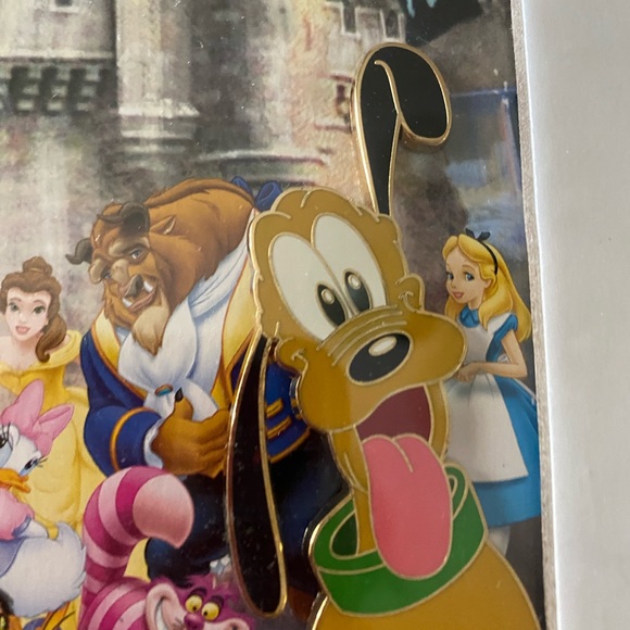 Disney Cinderella castle print with four rare pins. - Picture 3 of 15